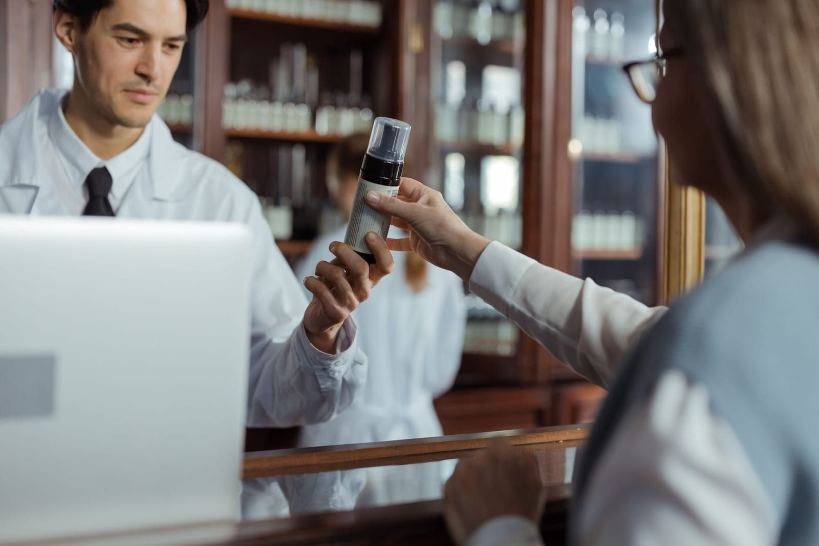 Illustration des Kwiiz Englisch in der Apotheke: Blasenentzündung mit Rezept