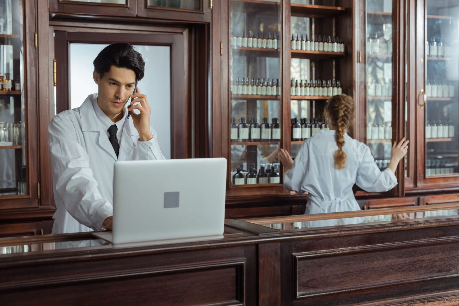 Illustration des Kwiiz Englisch in der Apotheke: am Telefon