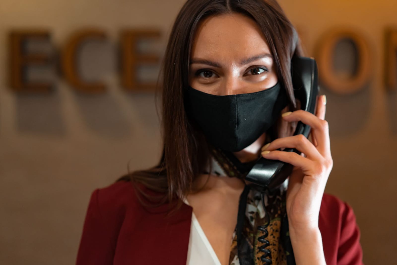 Illustration des Kwiiz Englisch im Laden: Telefon und E-Mail mit der Kundschaft