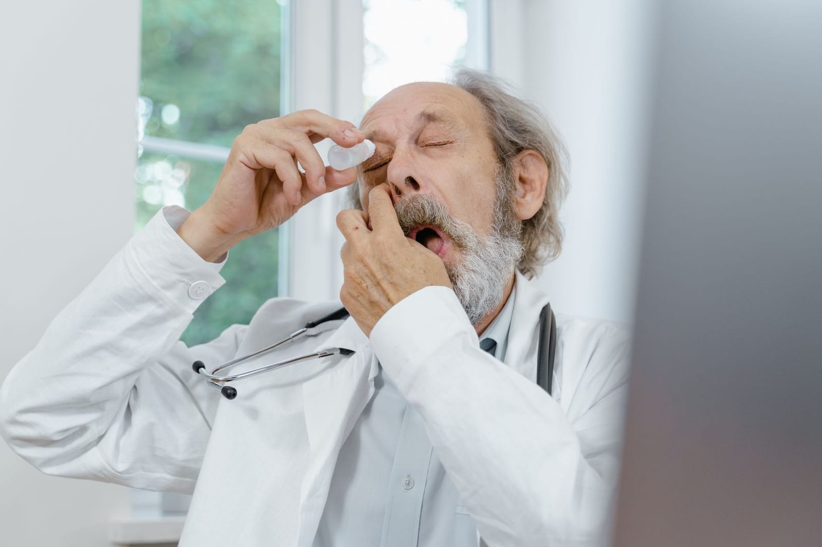 Illustration des Kwiiz Englisch in der Apotheke: rote Augen und Kontaktlinsen
